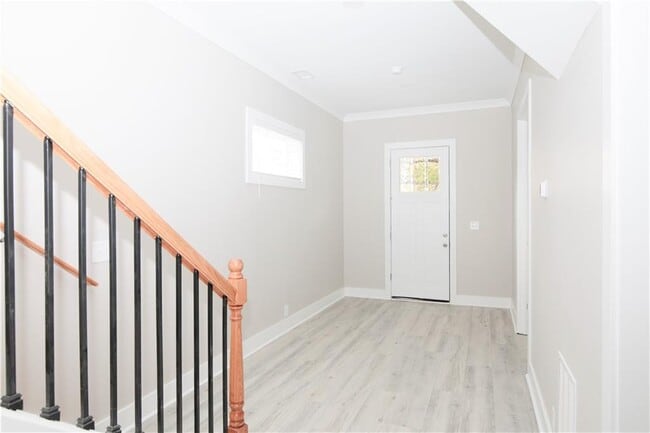 Building Photo - 206 Clifton St SE