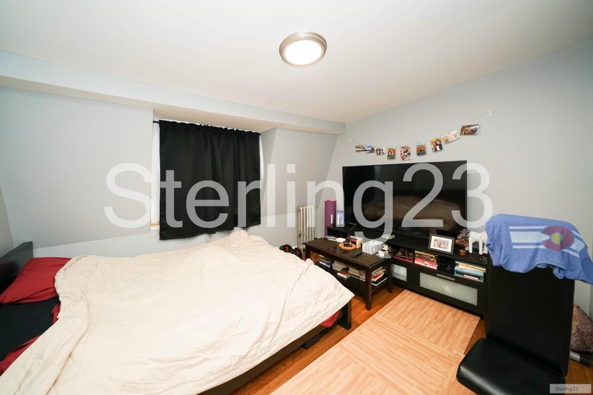 Building Photo - Spacious Renovated 1 Bedroom