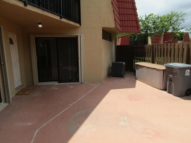 Foto del edificio - 8345 Trent Ct