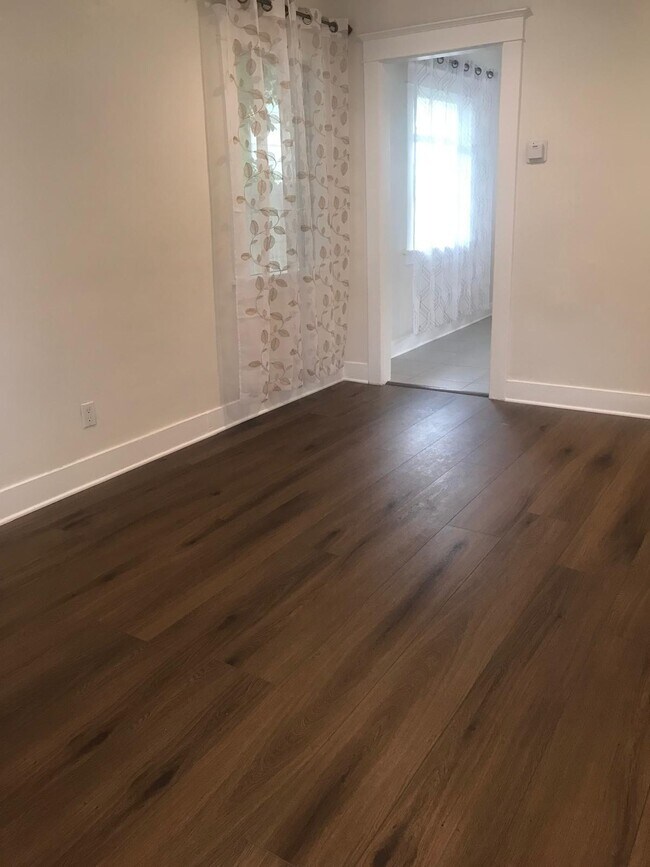 Foto del edificio - 833 Freeman Ave