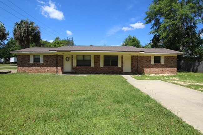Building Photo - 2/1 Duplex in Milton near Carpenter's Park!