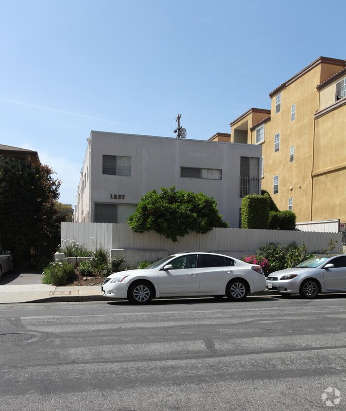 Foto del edificio - 1237 Armacost Ave