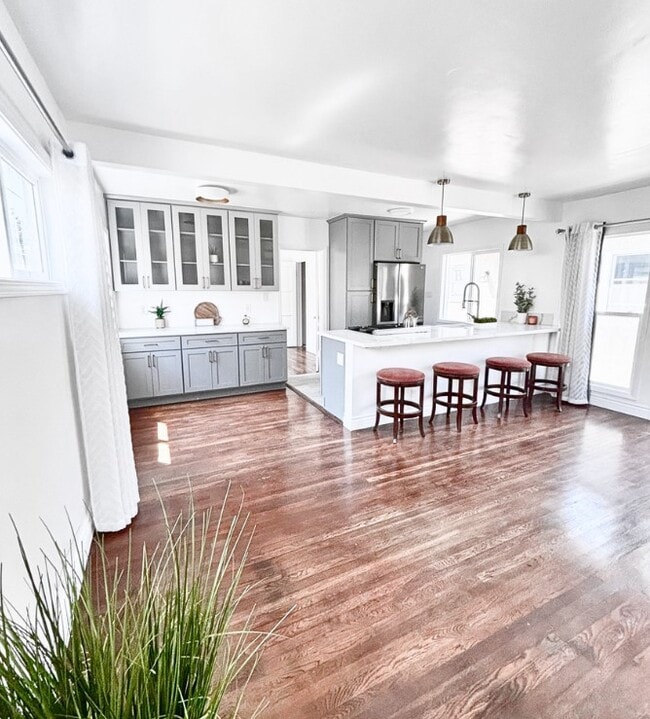 Foto del edificio - 1230 N Hollywood Way
