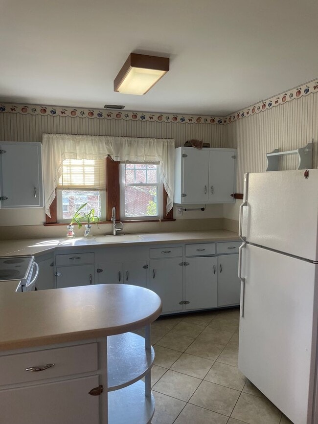 Building Photo - 4 BR 1 BATH home