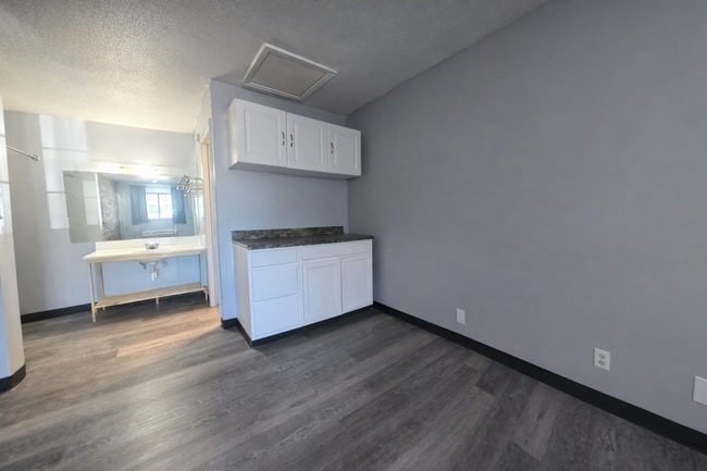 Building Photo - 1 Bed/1 Bath Micro Unit - Accepting HUD/Section 8 Vouchers!