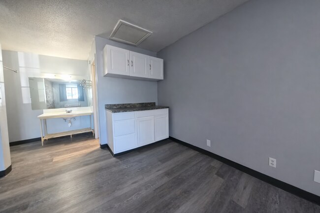 Foto del edificio - All-Inclusive Modern Studio | Fully Renovated | Columbus, KS