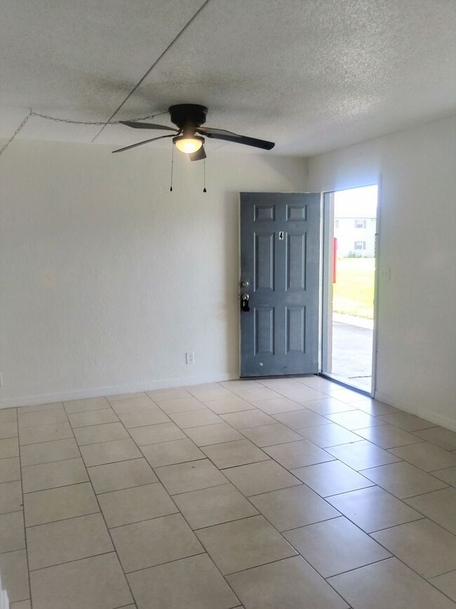 Building Photo - 1 Bedroom Apartment in Arlington Square Garden!