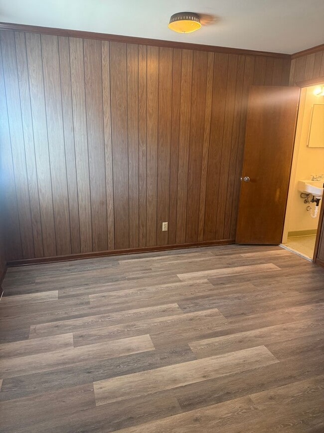 Building Photo - Adorable 2 Bedroom Convenient to I-29, Shopping & More!
