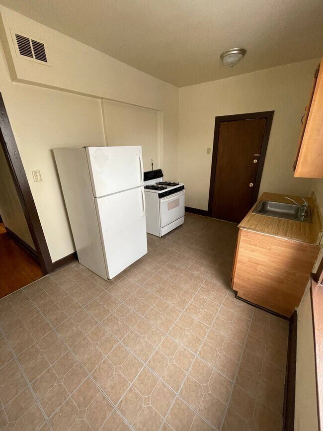 Cozy Kitchen Area - 7903 S Eberhart