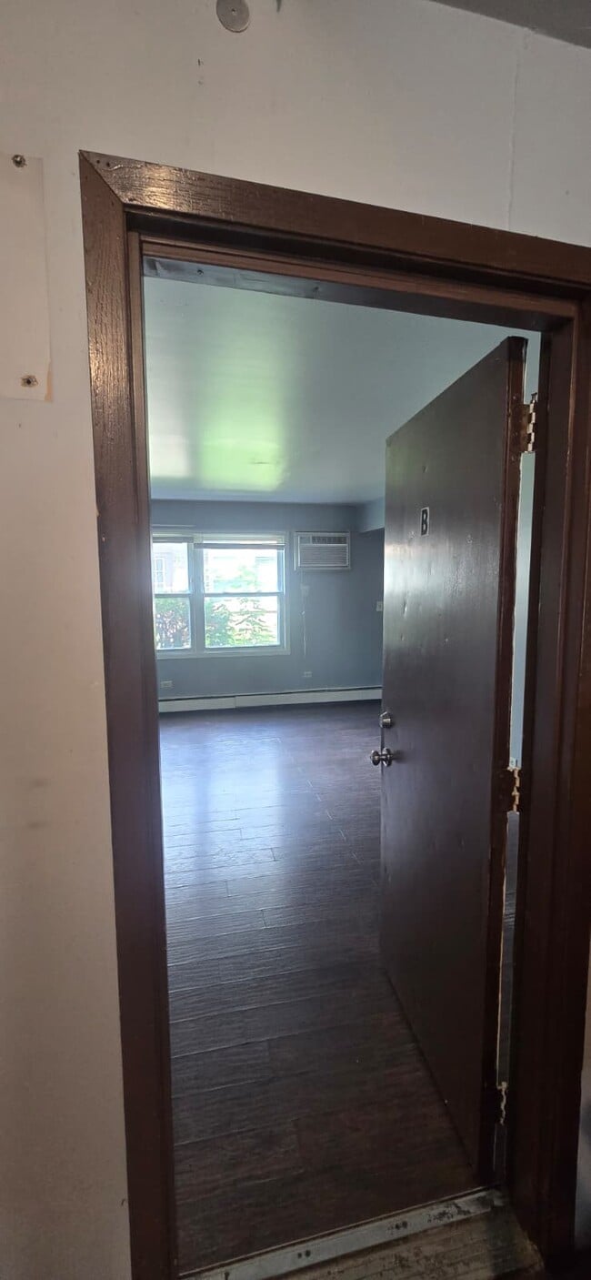 Building Photo - 11 S Whispering Hills Dr