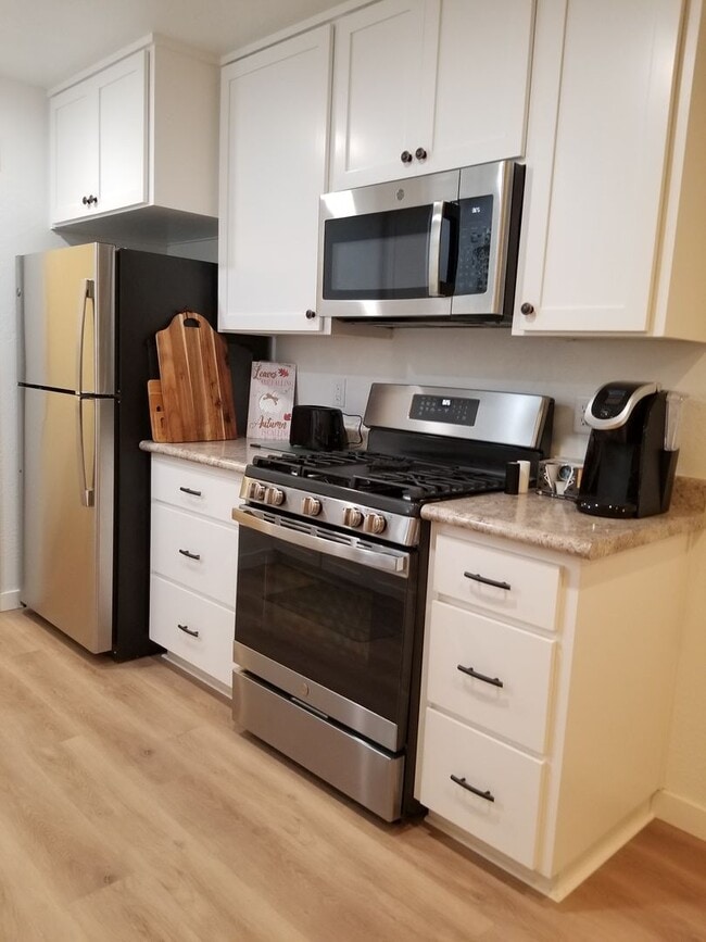 Building Photo - Newer Two bedroom/Two bath Duplex | Available Late July
