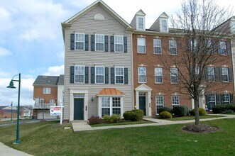 Building Photo - 208 Village Pl