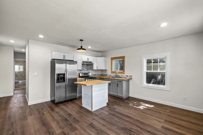 Building Photo - PG-0000