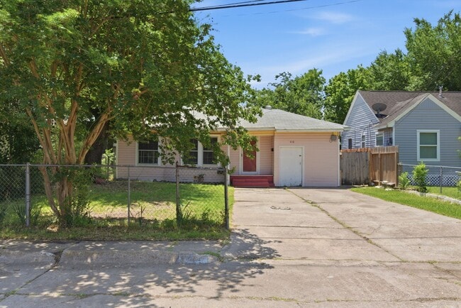 Building Photo - 410 Live Oak St
