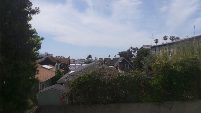 Living & bedroom both face the ocean along with beautiful sunsets on the Santa Monica Bay - 2002 4th St