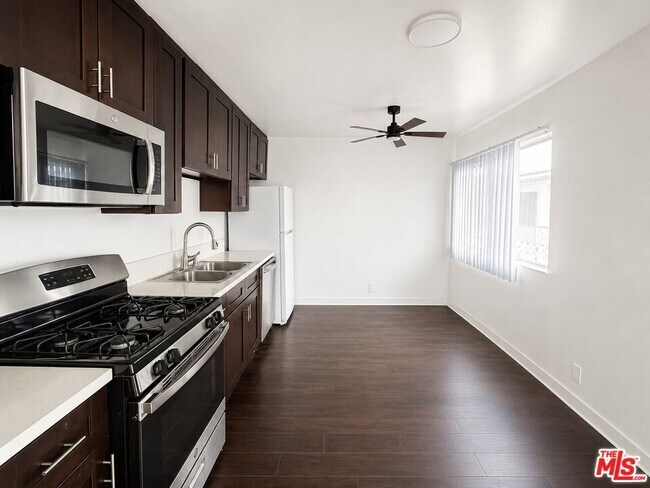 Foto del edificio - 1208 W Adams Blvd