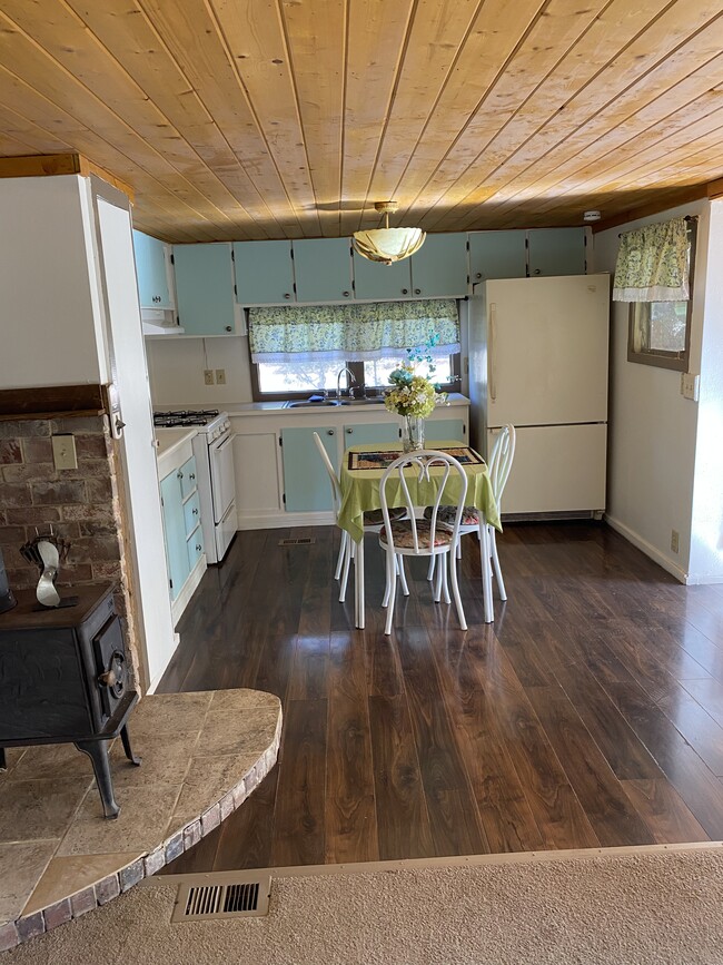 Kitchen (1) - 808 N Easy St