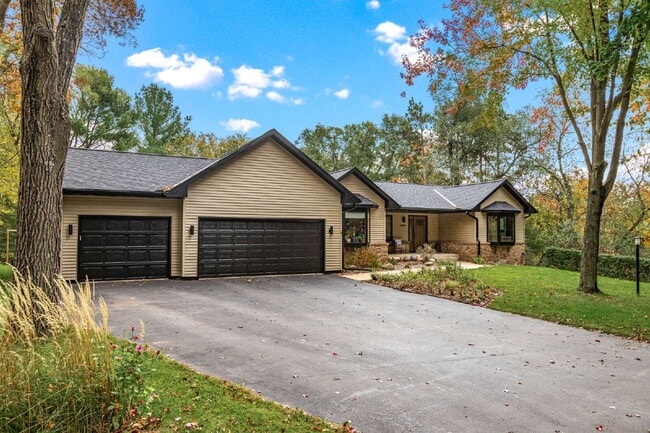 Foto del edificio - Designer 4 Bedroom Home with Sauna and Walk-Out Lower Level - Available May or June 1st