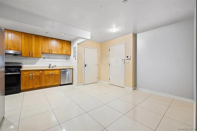 Foto del edificio - 106-07 Northern Blvd