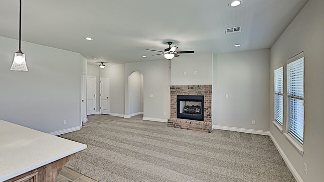 Building Photo - Very Nice 4 Bedroom 2 Bath Home in Mustang...