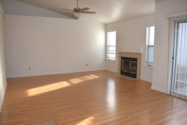 Foto del edificio - 9435 Soaring Oaks Dr