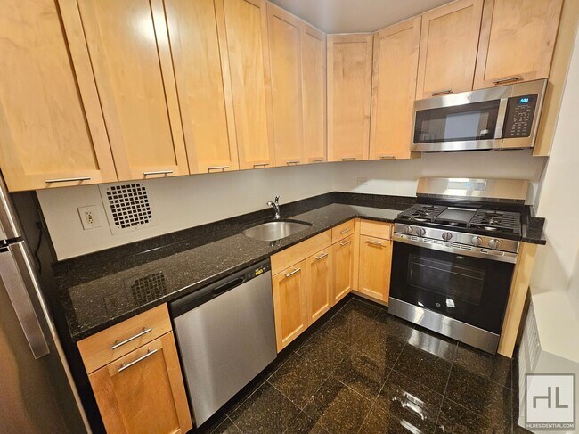Building Photo - Bright 1-Bedroom in Midtown East | 7th Flo...