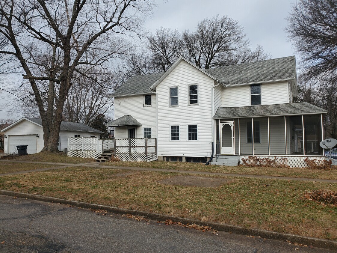1015 S 4th St, Burlington, IA 52601 House Rental in Burlington, IA