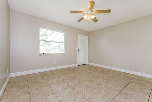 Foto del edificio - 357 NW Hibiscus St