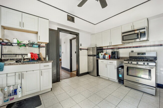 Building Photo - 2302 W 19th St