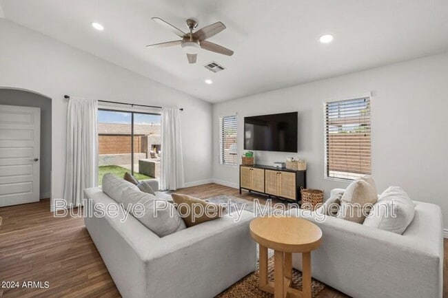 Foto del edificio - 3402 E Menadota Dr