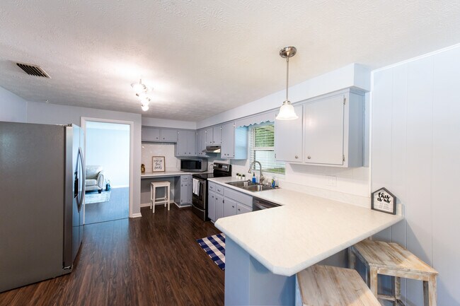 Kitchen - 477 Tara Ln