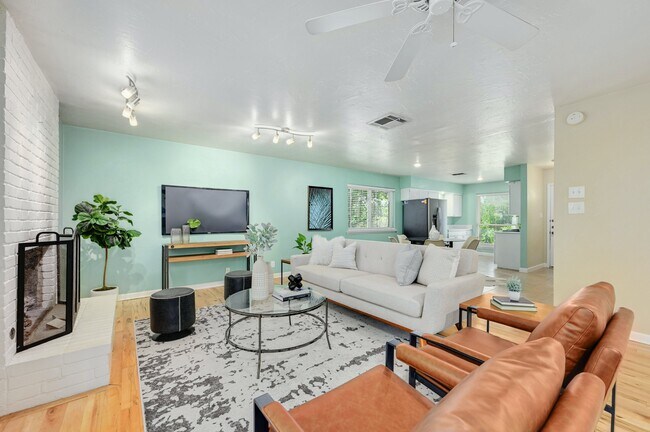 Foto del edificio - 4802 Wind River Rd
