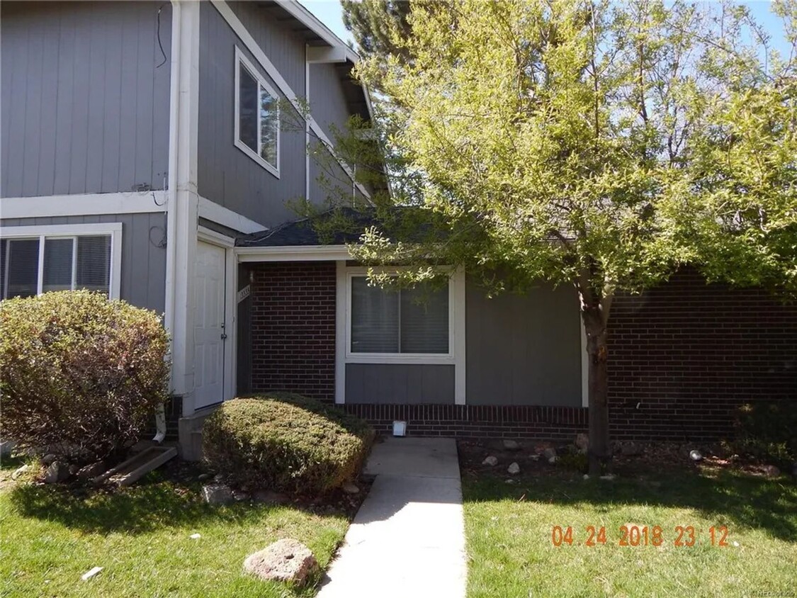 Foto principal - Nice 2 Bedroom townhome in Aurora