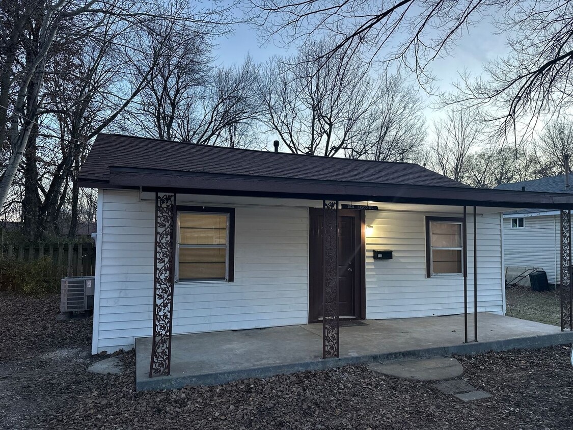Available Now! 3-Bed, 1-Bath Central Springdale Home with Fenced-In Yard - Available Now! 3-Bed, 1-Bath Central Springdale Home with Fenced-In Yard