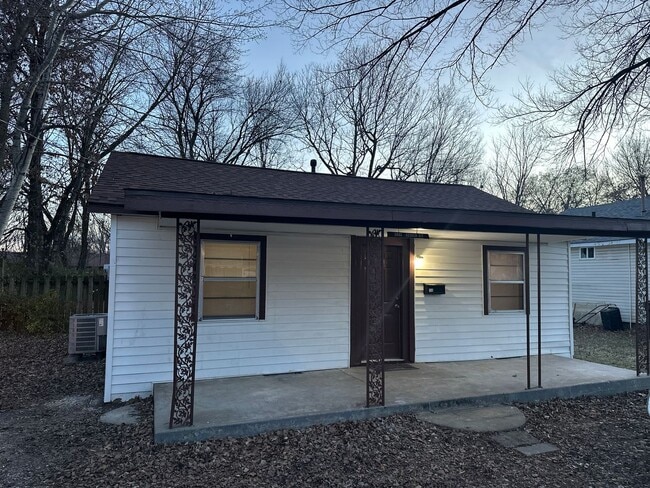 Available Now! 3-Bed, 1-Bath Central Springdale Home with Fenced-In Yard - Available Now! 3-Bed, 1-Bath Central Springdale Home with Fenced-In Yard