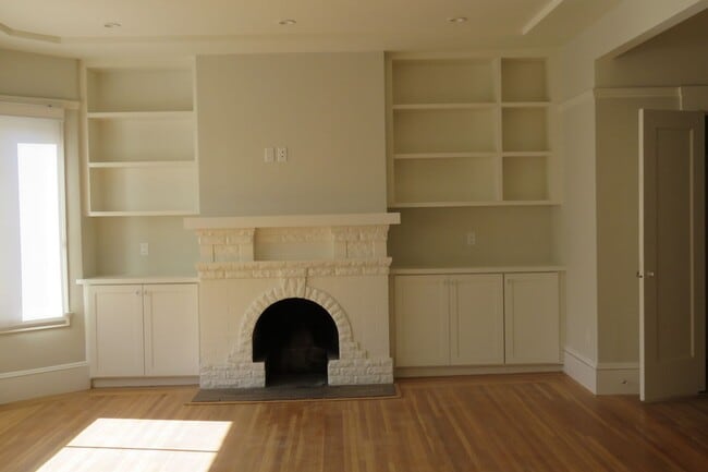 Building Photo - 147B