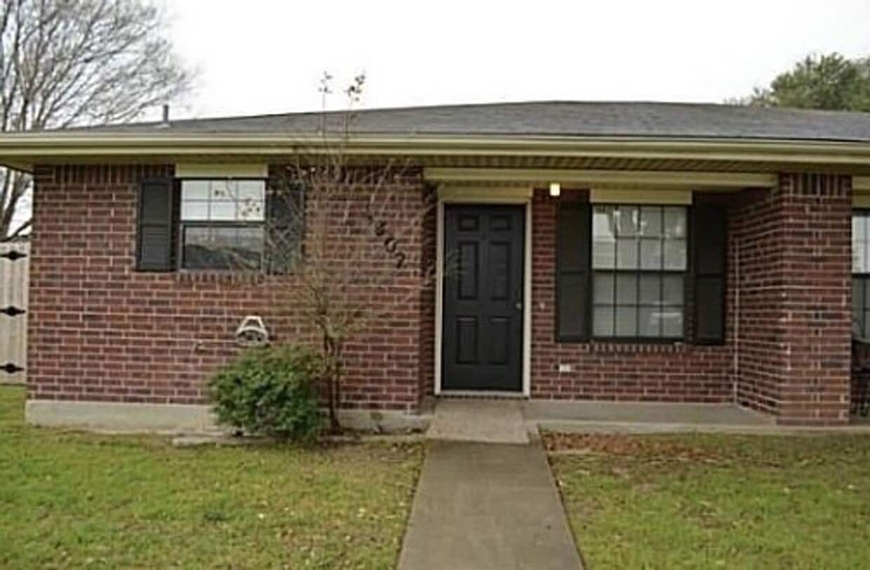 AUGUST 2026 PRE-LEASE! Charming 3 Bed, 2 Bath Duplex in Great Location! - AUGUST 2026 PRE-LEASE!  Charming 3 Bed, 2 Bath Duplex in Great Location!