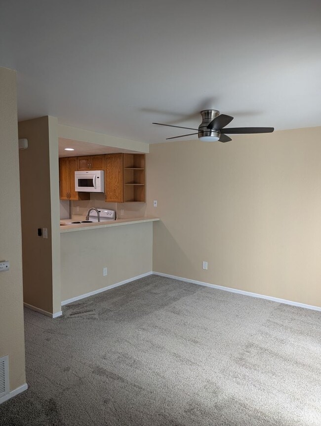 Foto del edificio - 2 Bed/2.5 Bath Townhouse w/2 Car Attached ...