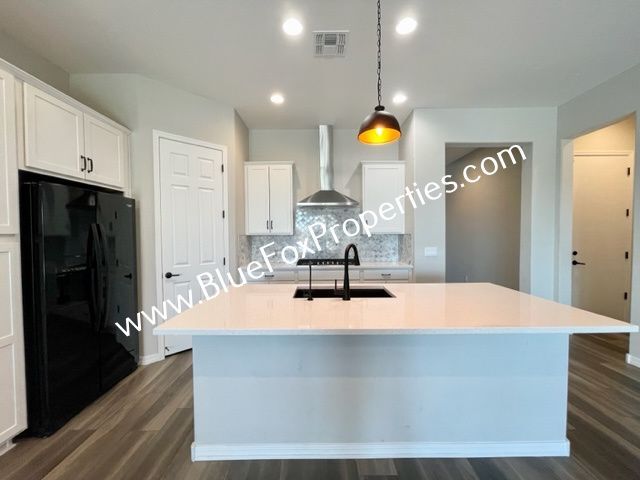 Building Photo - 770 E Danum Vly Dr
