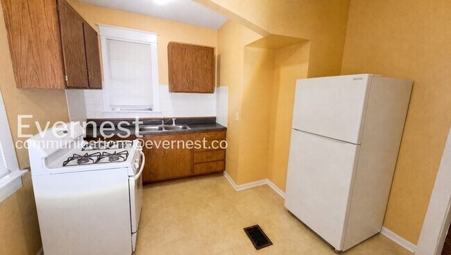 Foto del edificio - 2 Bed/1 Bath Home with Off-Street Parking / Coming Soon!