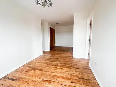 Foto del edificio - Great size two bedroom apartment , located close to transportation and local shops on Myrtle