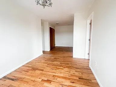 Building Photo - Great size two bedroom apartment , located close to transportation and local shops on Myrtle