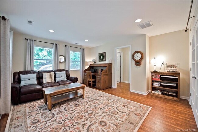 Building Photo - 923 Wishing Well Ln