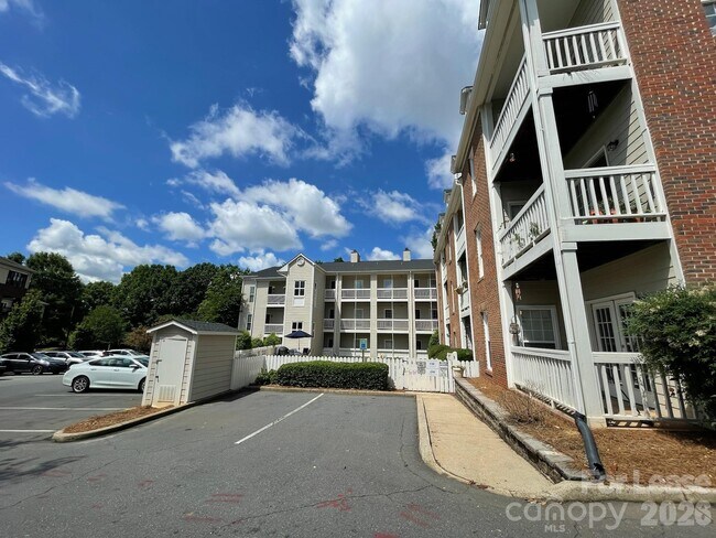 Foto del edificio - 301 Queens Rd