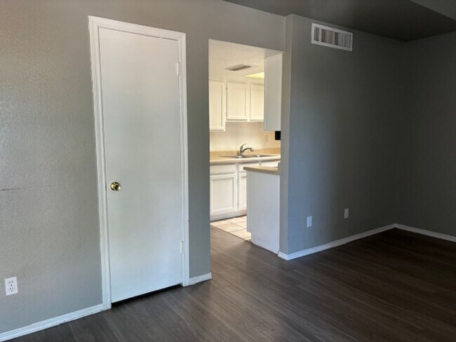 Building Photo - 1 BEDROOM 1 BATH WITH 1 CAR GARAGE ATTACHED IN NICE COMMUNITY GLENDALE