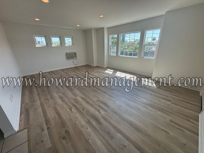 Building Photo - 01658CE