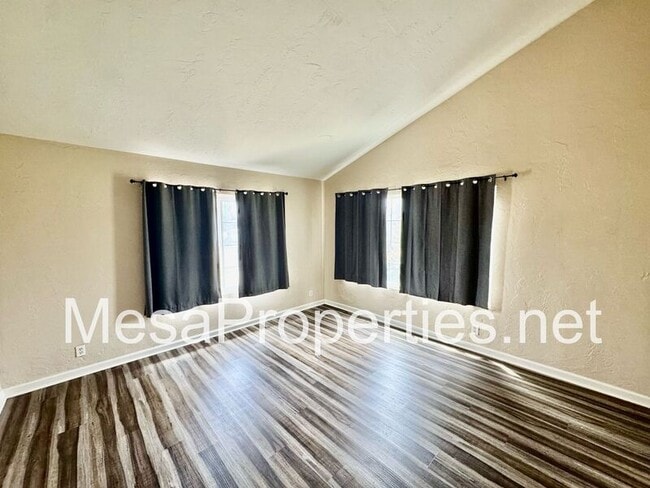 Building Photo - 677 E Highland Ct