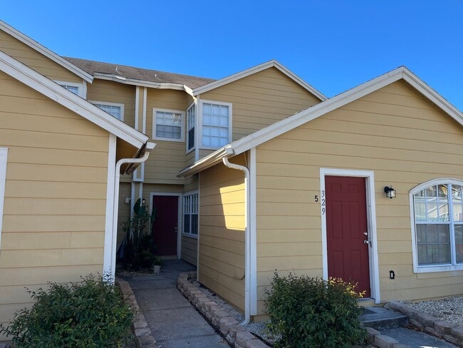 3bed/2bath townhouse close to Disney includes utility (restrictions apply) - 3bed/2bath townhouse close to Disney includes utility (restrictions apply)