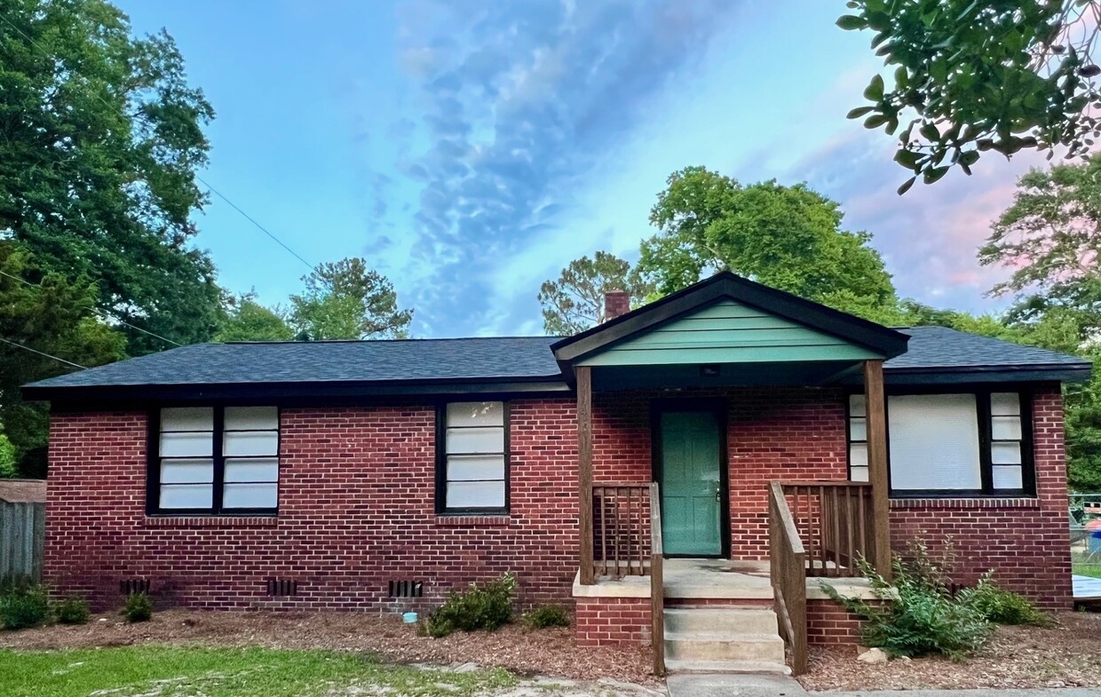 Primary Photo - 704 Chevis St