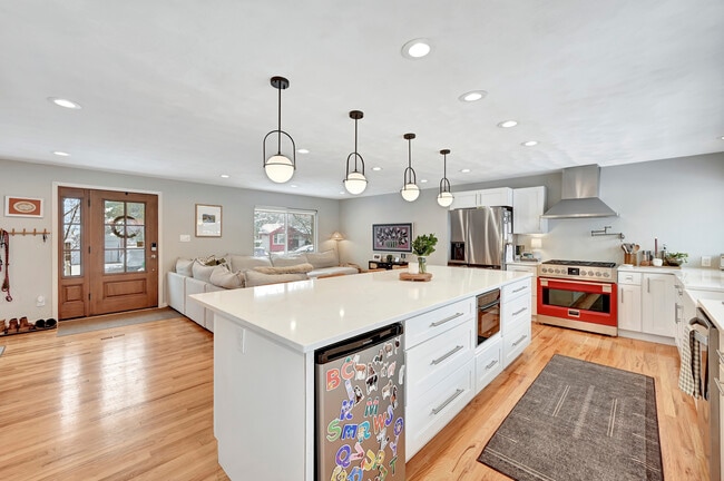 Building Photo - 6526 S Elizabeth Way